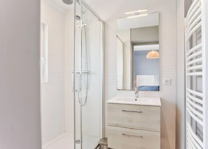 En Centre-ville De Franceville Avec Cuisine équipée - Fr-1-788-19