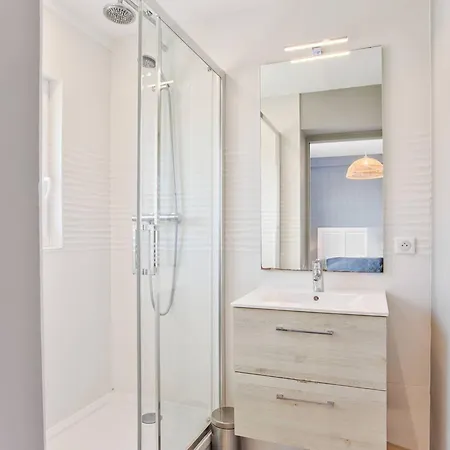 En Centre-ville De Franceville Avec Cuisine Equipee - Fr-1-788-19