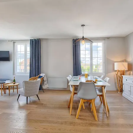 En Centre-ville De Franceville Avec Cuisine Equipee - Fr-1-788-19
