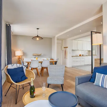 En Centre-ville De Franceville Avec Cuisine Equipee - Fr-1-788-19