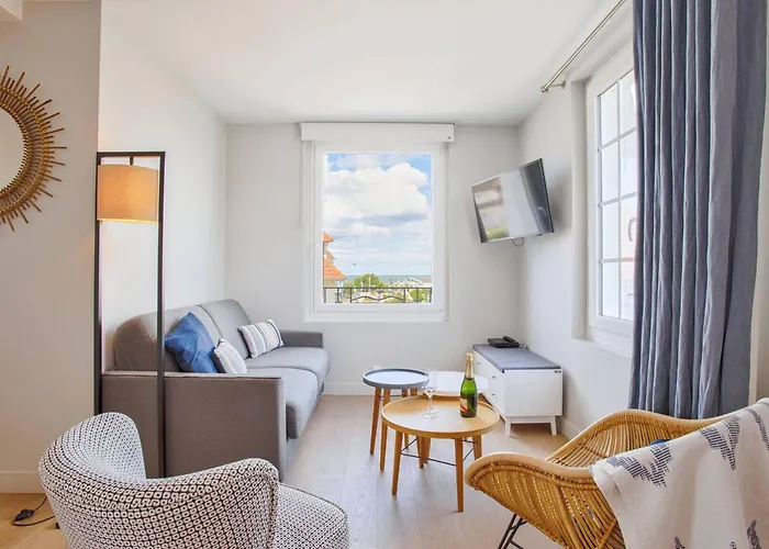 En Centre-ville De Franceville Avec Cuisine Equipee - Fr-1-788-19 Apartment *