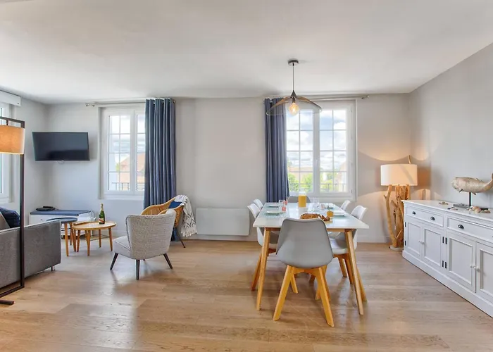 En Centre-ville De Franceville Avec Cuisine Equipee - Fr-1-788-19