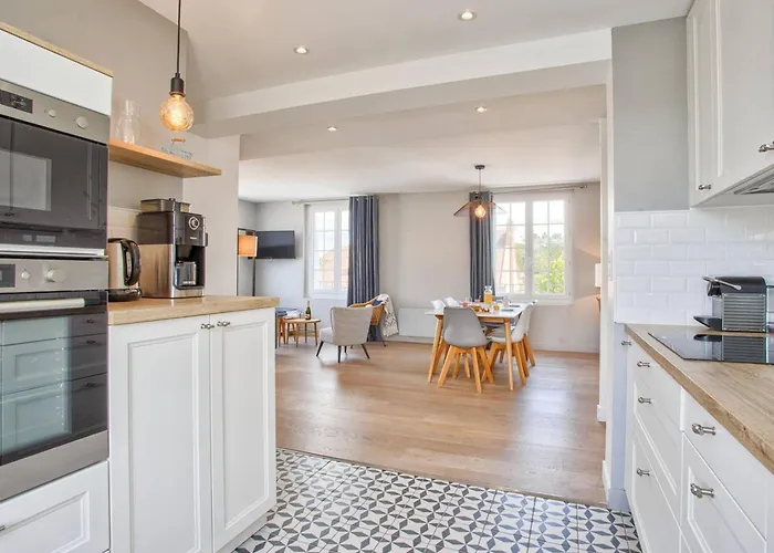 En Centre-ville De Franceville Avec Cuisine Equipee - Fr-1-788-19 Merville-Franceville-Plage